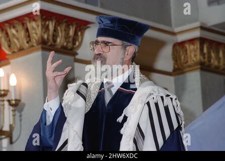 Il Rabbino capo, il Signore Gionathan Sacks, consegna un sermone dal bimah nello shul (sinagoga). Il Rabbino capo Jonathan Sacks è stato ospite d'onore per aver aggiunto le lettere finali a una nuova Sefer Torah alla sinagoga di Birmingham Hebrew Congregazione Singers Hill, domenica 15 marzo 1998. I membri della Congregazione e il Rabbino Capo hanno aggiunto una sola lettera ciascuno. Foto Stock