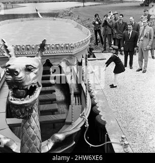 Il lancio di una nuova barca a Longleat, Wiltshire. 22nd marzo 1967. Foto Stock