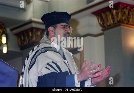 Il Rabbino capo, il Signore Gionathan Sacks, consegna un sermone dal bimah nello shul (sinagoga). Il Rabbino capo Jonathan Sacks è stato ospite d'onore per aver aggiunto le lettere finali a una nuova Sefer Torah alla sinagoga di Birmingham Hebrew Congregazione Singers Hill, domenica 15 marzo 1998. I membri della Congregazione e il Rabbino Capo hanno aggiunto una sola lettera ciascuno. Foto Stock