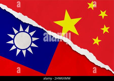 Cina e Taiwan bandiera strappato carta grunge sfondo. Astratto economia cinese e taiwanese, conflitti politici, concetto di guerra texture background. Foto Stock