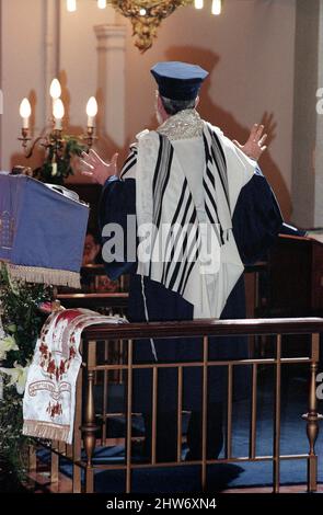 Il Rabbino capo, il Signore Gionathan Sacks, consegna un sermone dal bimah nello shul (sinagoga). Il Rabbino capo Jonathan Sacks è stato ospite d'onore per aver aggiunto le lettere finali a una nuova Sefer Torah alla sinagoga di Birmingham Hebrew Congregazione Singers Hill, domenica 15 marzo 1998. I membri della Congregazione e il Rabbino Capo hanno aggiunto una sola lettera ciascuno. Foto Stock