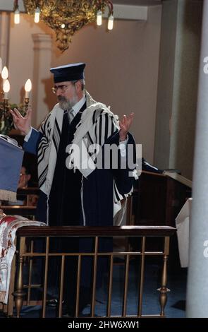 Il Rabbino capo, il Signore Gionathan Sacks, consegna un sermone dal bimah nello shul (sinagoga). Il Rabbino capo Jonathan Sacks è stato ospite d'onore per aver aggiunto le lettere finali a una nuova Sefer Torah alla sinagoga di Birmingham Hebrew Congregazione Singers Hill, domenica 15 marzo 1998. I membri della Congregazione e il Rabbino Capo hanno aggiunto una sola lettera ciascuno. Foto Stock