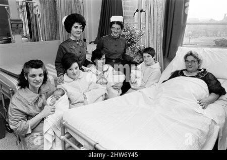 Alcuni dei bambini di Capodanno e le loro madri al Dudley Road Hospital oggi. Da sinistra a destra, la signora Edna Stroud, la signora Yvonne Shenton, la signora Anne Allen e la signora Barbara Tempio con il piccolo Deborah Tempio. A letto è la signora marzo, il cui bambino è nato per la prima volta il giorno di Capodanno. Con loro sono Suor G. Emery e Suor M. Daly. 2nd gennaio 1967. Foto Stock