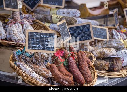 Salsicce francesi in bancarella del mercato Foto Stock