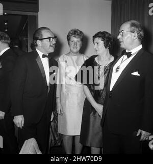 Cena a Birmingham Boom City presso la Savoy Banqueting Suite di Birmingham. Da sinistra a destra, Alderman Sir Frank Price, leader del lavoro, consiglio comunale, con Lady Price; e la signora Mayoress Mrs Ena Meadows; e il Signore Sindaco, Alderman James Meadows. 17th ottobre 1967. Foto Stock