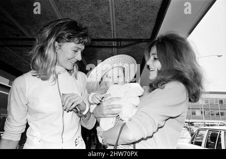 Vanessa Redgrave era all'aeroporto di Heathrow tenendo un bambino. Dopo un'indagine è emerso che ha preso suo nipote, Benjamin di 5 mesi per incontrare sua madre Lynn Redgrave, che stava arrivando da Singapore con sua madre Lady Redgrave. Erano state filmate in Estremo Oriente. Tutti avevano un po' di grido, poi si diedero enormi mazzi di fiori e mettevano dei cappelli divertenti sulla testa del bambino. 5th ottobre 1968. Foto Stock