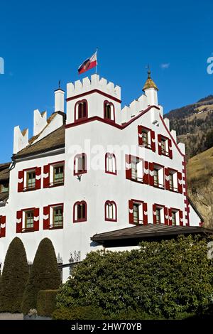 L'edificio medievale fortificato di Saltaus fu il primo Schildhof della Val Passiria. Oggi è un hotel tirolese. Trentino Alto Adige, Italia. Foto Stock