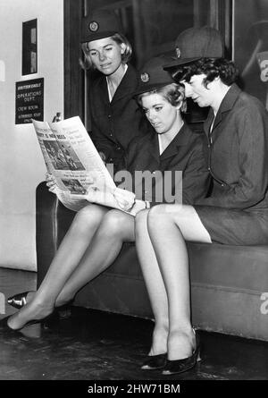 British Eagle International Airlines una delle principali compagnie aeree indipendenti britanniche che operava dal 1948 fino alla sua liquidazione nel 1968. I nostri spettacoli di foto ... Tre stewardesses inglesi dell'aquila hanno letto la notizia della chiusura della linea aerea, giovedì 7th novembre 1968. British Eagle e le sue consociate hanno cessato di commerciare a mezzanotte il 6th novembre 1968 a causa di crescenti problemi finanziari e sono andate in liquidazione volontaria due giorni dopo. Foto Stock