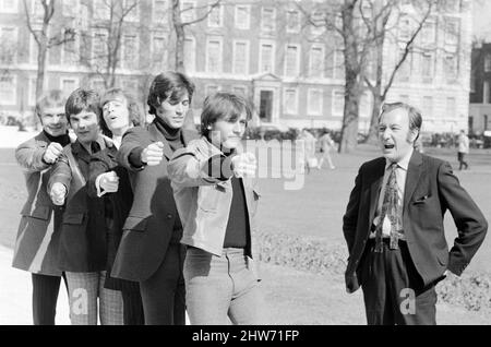 I Bee Gees sono messi in scena dal top commedia britannico Johnny Speight, che scriverà la sceneggiatura per il loro primo lungometraggio "Lord Kitchener's Little Drummer Boys". Il complotto riguarda la stampa che i ragazzi si accaniscono all'esercito come bandsmen durante la Guerra dei Boeri, le riprese iniziano alla fine di quest'anno. Johnny marches the Bee Gees attraverso Londra, mentre egli dà loro un assaggio di ciò che verrà il 29th marzo 1968. Nella foto (da l a r) vince Melouney, Colin Peterson, Robin Gibb, Barry Gigg e Maurice Gibb con Johnny Speight Foto Stock