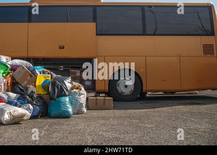 Roma, Italia. 04th Mar 2022. ROMA, ITALIA - MARZO 04: I membri della comunità Ucraina che vivono a Roma caricano un autobus con cibo e medicinali da inviare in Ucraina, a seguito dell'invasione russa dell'Ucraina. Credit: Independent Photo Agency/Alamy Live News Foto Stock