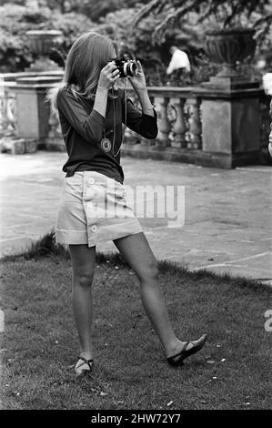 L'attrice Hayley Mills tiene una macchina fotografica. 13th maggio 1967. Foto Stock