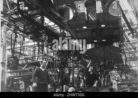 Stabilimento standard di assemblaggio di Triumph a Speke, Liverpool, 23rd febbraio 1968. La nostra foto mostra i corpi della gamma Triumph 1300 in fase di montaggio sulla linea di produzione. Foto Stock