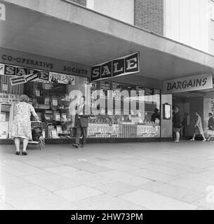 Co-Op supermercato a Stratford, Londra 15th luglio 1967 Foto Stock