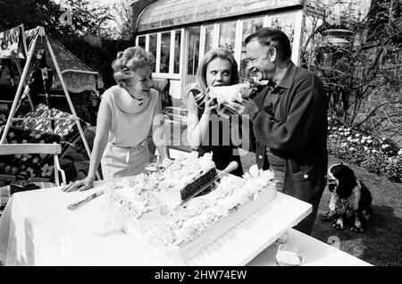 Hayley Mills festeggia il suo 21st compleanno a casa dei suoi genitori a Richmond Hill, Surrey. Hayley è raffigurato con i suoi genitori, Mary Hayley Bell e l'attore John Mills. 18th aprile 1967. Foto Stock