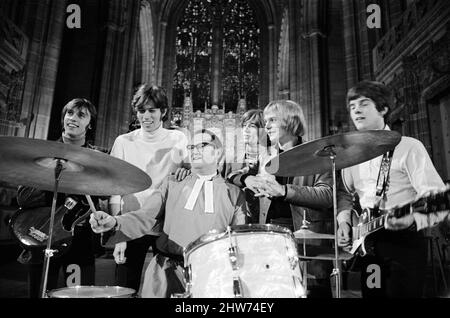 I Bee Gees si esibiscono presso la cattedrale anglicana di Liverpool. I Bee Gees sono i fratelli Maurice, Barry e Robin Gib, Colin Peterson e vince Malouney. Il decano di Liverpool, il Rev. Edward Patey non poteva resistere a provare i tamburi. 14th dicembre 1967. Foto Stock