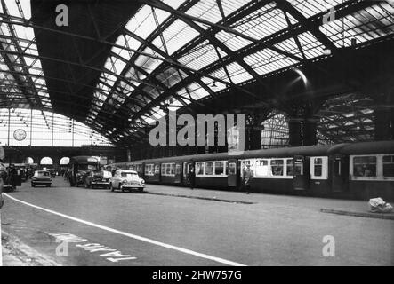 Ammira l'interno della stazione ferroviaria di Lime Street nel centro di Liverpool, mostrando il treno delle 2,30:00 che parte dal binario 7. Foto scattata: 12th gennaio 1967. Foto Stock