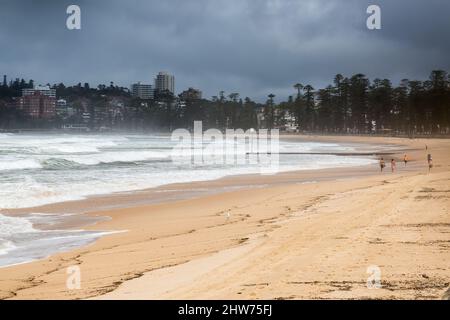 Sydney, Australia, venerdì 4th marzo 2022. Queenscliff Beach è chiusa a causa dell'inquinamento e delle condizioni pericolose a causa della laguna di Queenscliff che si innalza a causa di un grande sistema a bassa pressione che effettua il costo orientale dell'Australia, con pioggia e inondazioni estreme. Credit Paul Lovelace/Alamy Live News Foto Stock