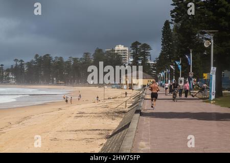 Sydney, Australia, venerdì 4th marzo 2022. Queenscliff Beach è chiusa a causa dell'inquinamento e delle condizioni pericolose a causa della laguna di Queenscliff che si innalza a causa di un grande sistema a bassa pressione che effettua il costo orientale dell'Australia, con pioggia e inondazioni estreme. Credit Paul Lovelace/Alamy Live News Foto Stock