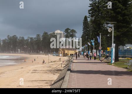 Sydney, Australia, venerdì 4th marzo 2022. Queenscliff Beach è chiusa a causa dell'inquinamento e delle condizioni pericolose a causa della laguna di Queenscliff che si innalza a causa di un grande sistema a bassa pressione che effettua il costo orientale dell'Australia, con pioggia e inondazioni estreme. Credit Paul Lovelace/Alamy Live News Foto Stock