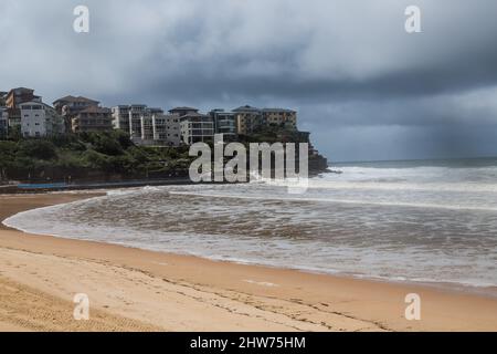 Sydney, Australia, venerdì 4th marzo 2022. Queenscliff Beach è chiusa a causa dell'inquinamento e delle condizioni pericolose a causa della laguna di Queenscliff che si innalza a causa di un grande sistema a bassa pressione che effettua il costo orientale dell'Australia, con pioggia e inondazioni estreme. Credit Paul Lovelace/Alamy Live News Foto Stock