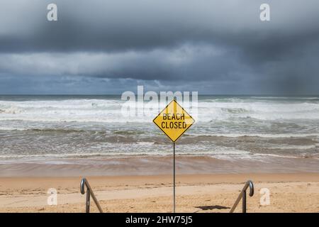 Sydney, Australia, venerdì 4th marzo 2022. Queenscliff Beach è chiusa a causa dell'inquinamento e delle condizioni pericolose a causa della laguna di Queenscliff che si innalza a causa di un grande sistema a bassa pressione che effettua il costo orientale dell'Australia, con pioggia e inondazioni estreme. Credit Paul Lovelace/Alamy Live News Foto Stock