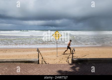 Sydney, Australia, venerdì 4th marzo 2022. Queenscliff Beach è chiusa a causa dell'inquinamento e delle condizioni pericolose a causa della laguna di Queenscliff che si innalza a causa di un grande sistema a bassa pressione che effettua il costo orientale dell'Australia, con pioggia e inondazioni estreme. Credit Paul Lovelace/Alamy Live News Foto Stock