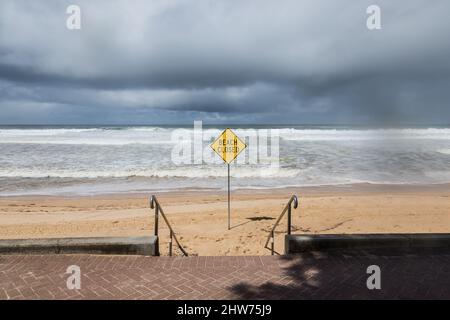 Sydney, Australia, venerdì 4th marzo 2022. Queenscliff Beach è chiusa a causa dell'inquinamento e delle condizioni pericolose a causa della laguna di Queenscliff che si innalza a causa di un grande sistema a bassa pressione che effettua il costo orientale dell'Australia, con pioggia e inondazioni estreme. Credit Paul Lovelace/Alamy Live News Foto Stock