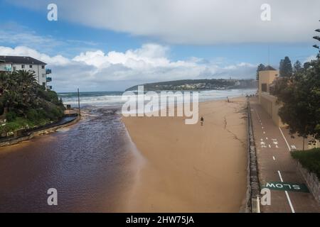 Sydney, Australia, venerdì 4th marzo 2022. Queenscliff Beach è chiusa a causa dell'inquinamento e delle condizioni pericolose a causa della laguna di Queenscliff che si innalza a causa di un grande sistema a bassa pressione che effettua il costo orientale dell'Australia, con pioggia e inondazioni estreme. Credit Paul Lovelace/Alamy Live News Foto Stock