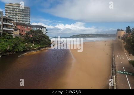 Sydney, Australia, venerdì 4th marzo 2022. Queenscliff Beach è chiusa a causa dell'inquinamento e delle condizioni pericolose a causa della laguna di Queenscliff che si innalza a causa di un grande sistema a bassa pressione che effettua il costo orientale dell'Australia, con pioggia e inondazioni estreme. Credit Paul Lovelace/Alamy Live News Foto Stock