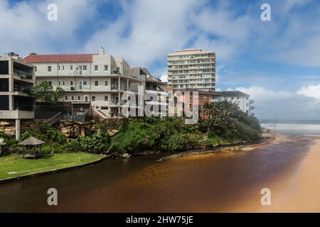 Sydney, Australia, venerdì 4th marzo 2022. Queenscliff Beach è chiusa a causa dell'inquinamento e delle condizioni pericolose a causa della laguna di Queenscliff che si innalza a causa di un grande sistema a bassa pressione che effettua il costo orientale dell'Australia, con pioggia e inondazioni estreme. Credit Paul Lovelace/Alamy Live News Foto Stock