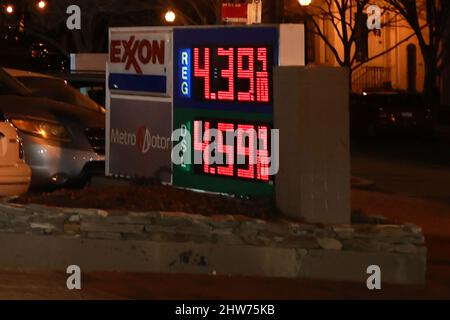 Washington, DC, Stati Uniti. 3rd Mar 2022. Vista dei segni dei prezzi delle stazioni di gas mentre i prezzi del gas salgono durante il conflitto Ucraina-Russia il 3 marzo 2022. Credit: Mpi34/Media Punch/Alamy Live News Foto Stock