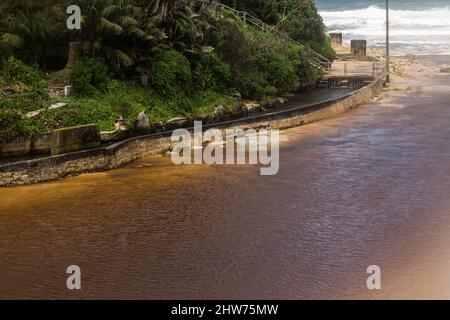 Sydney, Australia, venerdì 4th marzo 2022. Queenscliff Beach è chiusa a causa dell'inquinamento e delle condizioni pericolose a causa della laguna di Queenscliff che si innalza a causa di un grande sistema a bassa pressione che effettua il costo orientale dell'Australia, con pioggia e inondazioni estreme. Credit Paul Lovelace/Alamy Live News Foto Stock