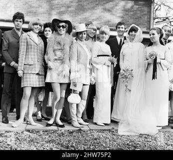 Il matrimonio di Paul Atkinson, chitarrista capo del gruppo pop inglese The Zombies, a Molly Molloy, ballerino americano, alla Chiesa Presbiteriana di Sandpit Lane, St. Albans. La sposa e sposo con un gruppo di ballerini e ragazze conigliere dopo il servizio. 23rd ottobre 1967. Foto Stock