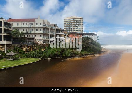 Sydney, Australia, venerdì 4th marzo 2022. Queenscliff Beach è chiusa a causa dell'inquinamento e delle condizioni pericolose a causa della laguna di Queenscliff che si innalza a causa di un grande sistema a bassa pressione che effettua il costo orientale dell'Australia, con pioggia e inondazioni estreme. Credit Paul Lovelace/Alamy Live News Foto Stock