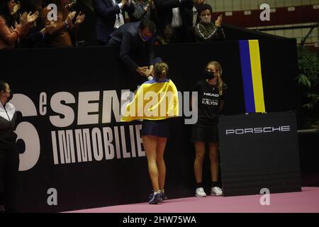 Dayana YASTREMSKA (UKR) e Gregory DOUCET Mayor di Lione durante l'Open 6eme Sens, Metropole de Lyon 2022, WTA 250 torneo di tennis il 3 marzo 2022 al Palais des Sports de Gerland di Lione, Francia - Foto: Romain Biard/DPPI/LiveMedia Foto Stock