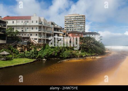 Sydney, Australia, venerdì 4th marzo 2022. Queenscliff Beach è chiusa a causa dell'inquinamento e delle condizioni pericolose a causa della laguna di Queenscliff che si innalza a causa di un grande sistema a bassa pressione che effettua il costo orientale dell'Australia, con pioggia e inondazioni estreme. Credit Paul Lovelace/Alamy Live News Foto Stock