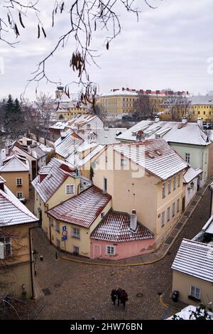 PRAGA, REPUBBLICA CECA - 26 DICEMBRE 2021: Case in Novy svet o il nuovo mondo in inverno, con il castello di Praga sullo sfondo Foto Stock