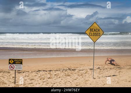 Sydney, Australia, venerdì 4th marzo 2022. Queenscliff Beach è chiusa a causa dell'inquinamento e delle condizioni pericolose a causa della laguna di Queenscliff che si innalza a causa di un grande sistema a bassa pressione che effettua il costo orientale dell'Australia, con pioggia e inondazioni estreme. Credit Paul Lovelace/Alamy Live News Foto Stock