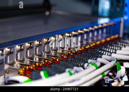 Chiudere i moduli di rete kvm nella sala server. Foto Stock