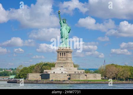 Statua della libertà New York Statua della libertà New York città Statua della libertà isola New york stato usa stati uniti d'america cielo blu nuvole bianche Foto Stock