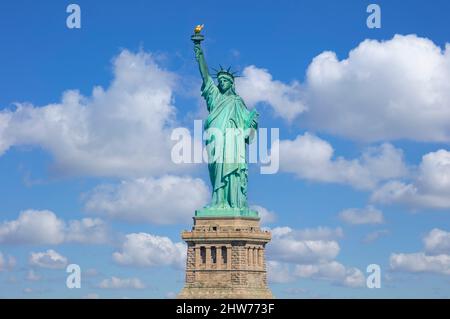 Statua della libertà New York Statua della libertà New York città Statua della libertà isola New york stato usa stati uniti d'america cielo blu nuvole bianche Foto Stock