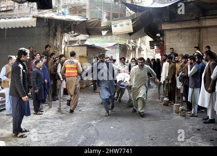 Peshawar, Pakistan. 4th Mar 2022. Le persone trasferiscono una vittima in un ospedale a seguito di un'esplosione a Peshawar, Pakistan, il 4 marzo 2022. Un potente colpo ha colpito una moschea nella città nord-occidentale del Pakistan di Peshawar nella provincia di Khyber Pakhtunkhwa il venerdì, lasciando almeno 30 persone morte mentre feriscono oltre 50 altri, poliziotti e funzionari ospedalieri hanno detto. Credit: Saeed Ahmad/Xinhua/Alamy Live News Foto Stock