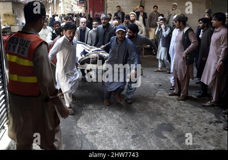 Peshawar, Pakistan. 4th Mar 2022. Le persone trasferiscono le vittime in un ospedale a seguito di un'esplosione a Peshawar, Pakistan, il 4 marzo 2022. Un potente colpo ha colpito una moschea nella città nord-occidentale del Pakistan di Peshawar nella provincia di Khyber Pakhtunkhwa il venerdì, lasciando almeno 30 persone morte mentre feriscono oltre 50 altri, poliziotti e funzionari ospedalieri hanno detto. Credit: Saeed Ahmad/Xinhua/Alamy Live News Foto Stock