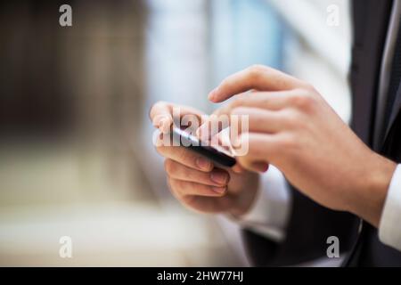 Giovane imprenditore lavora con i moderni dispositivi, tavoletta digitale computer e telefono cellulare. Foto Stock