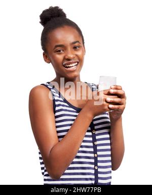 Mi piace un bicchiere di latte freddo. Studio ritratto di una giovane ragazza afroamericana che beve un bicchiere di latte isolato su bianco. Foto Stock