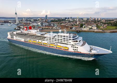 Nave da crociera Borealis che lascia il porto di Portsmouth. Foto Stock