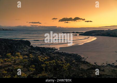 Tramonto spiaggia paesaggio silhouette. Viaggiare in Europa. Splendida vacanza panorama oceano e sfondo sole. Luce arancione di alba con nuvole. Liberato Foto Stock