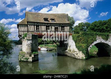 Vecchio mulino sul ponte rotto accanto al fiume Senna, Vernon, Normandia, Francia, Europa Foto Stock