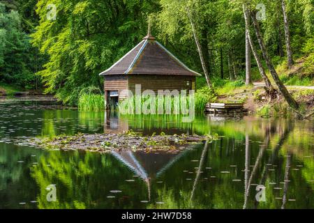 Primo piano di Boathouse sul Loch Dunmore nella foresta di Faskally vicino Pitlochry nel Perthshire, Scozia, Regno Unito Foto Stock