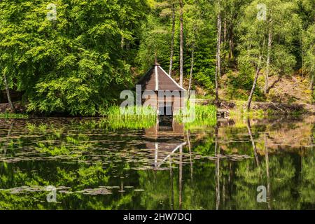 Primo piano di Boathouse sul Loch Dunmore nella foresta di Faskally vicino Pitlochry nel Perthshire, Scozia, Regno Unito Foto Stock